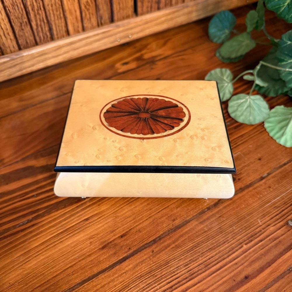 Vintage Romance Italian Music Box Birdseye Maple Wood Inlay Jewelry Box Italy